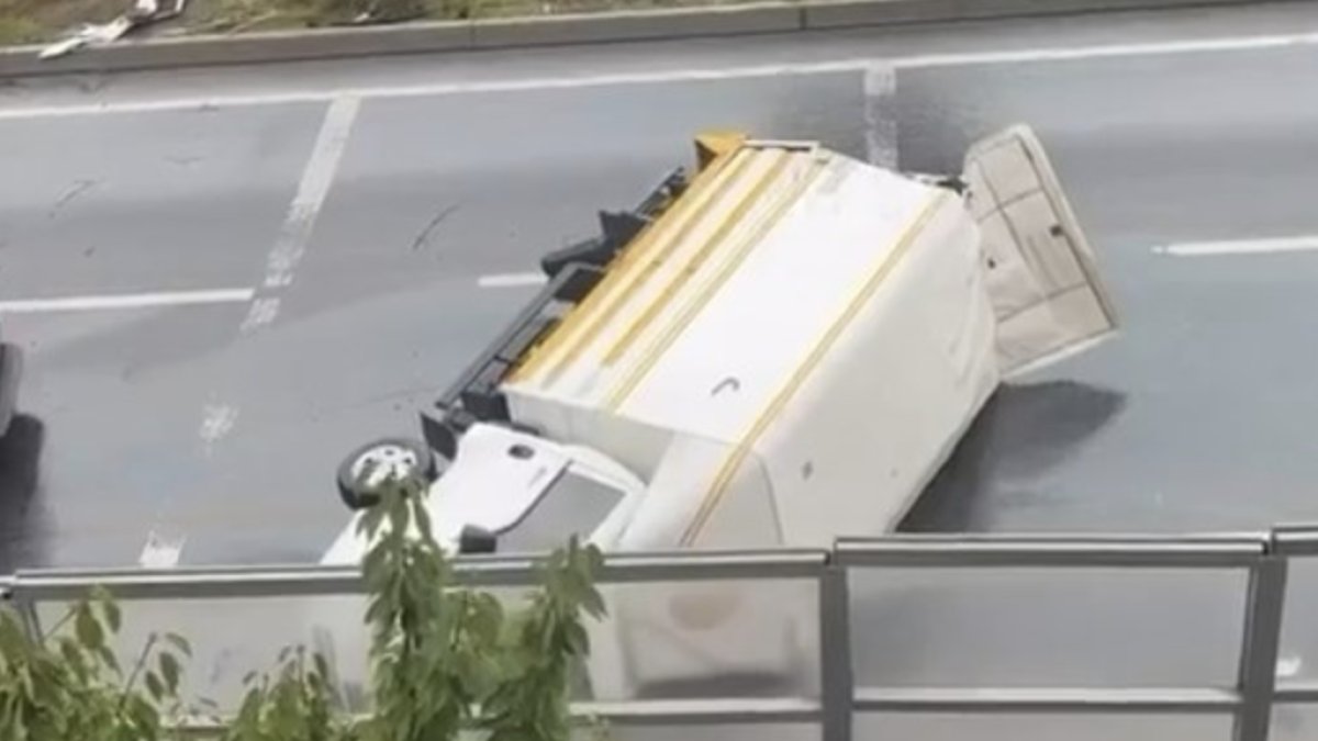 Sultangazi’de kontrolden çıkan tır 5 metreden aşağı uçtu