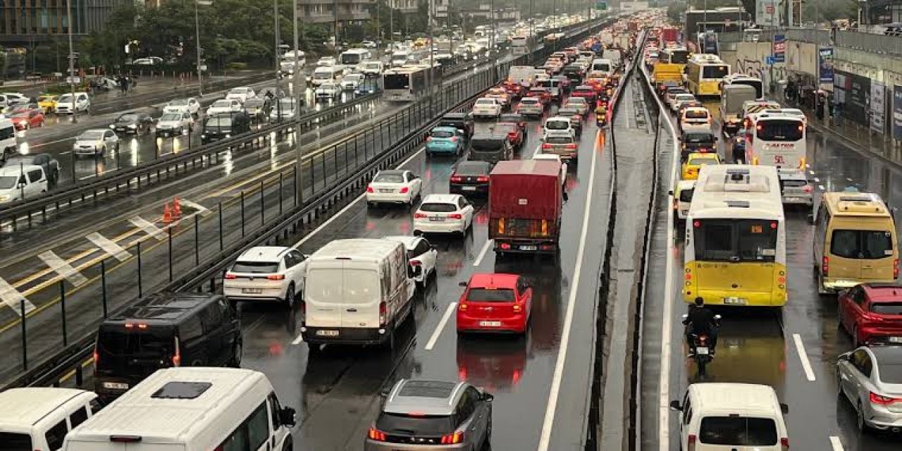 İstanbul'da yağmur trafiği kilitledi: Yoğunluk yüzde 80'e ulaştı