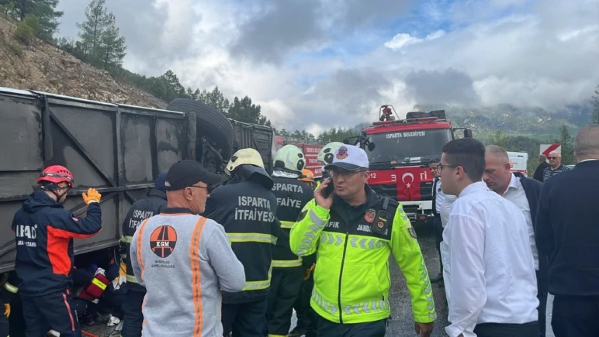 Isparta-Antalya yolunda yolcu otobüsü devrildi: Ölü ve yaralılar var