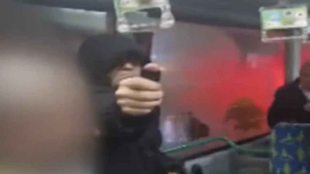 Kadıköy’de otobüste kavga çıktı: Kadına vurdu, yolculara biber gazı sıktı