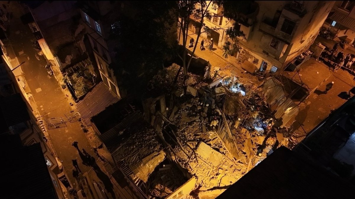 Beyoğlu’nda 5 katlı bina çöktü: Arama çalışmaları saatlere sürdü