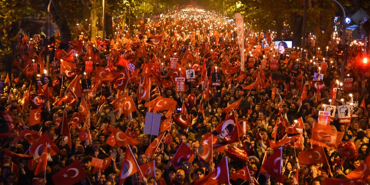 Kadıköy’de 29 Ekim Cumhuriyet Bayramı yürüyüşü düzenlendi