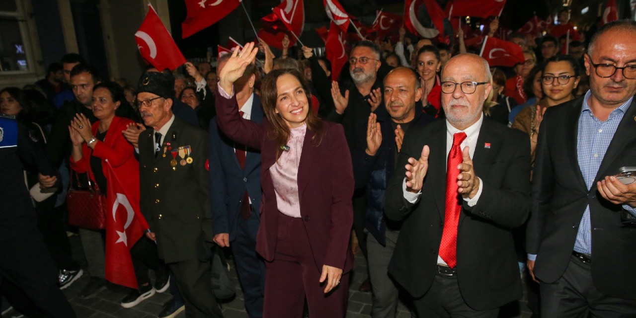 Karşıyaka’da 29 Ekim Cumhuriyet Bayramı fener alayıyla kutlandı