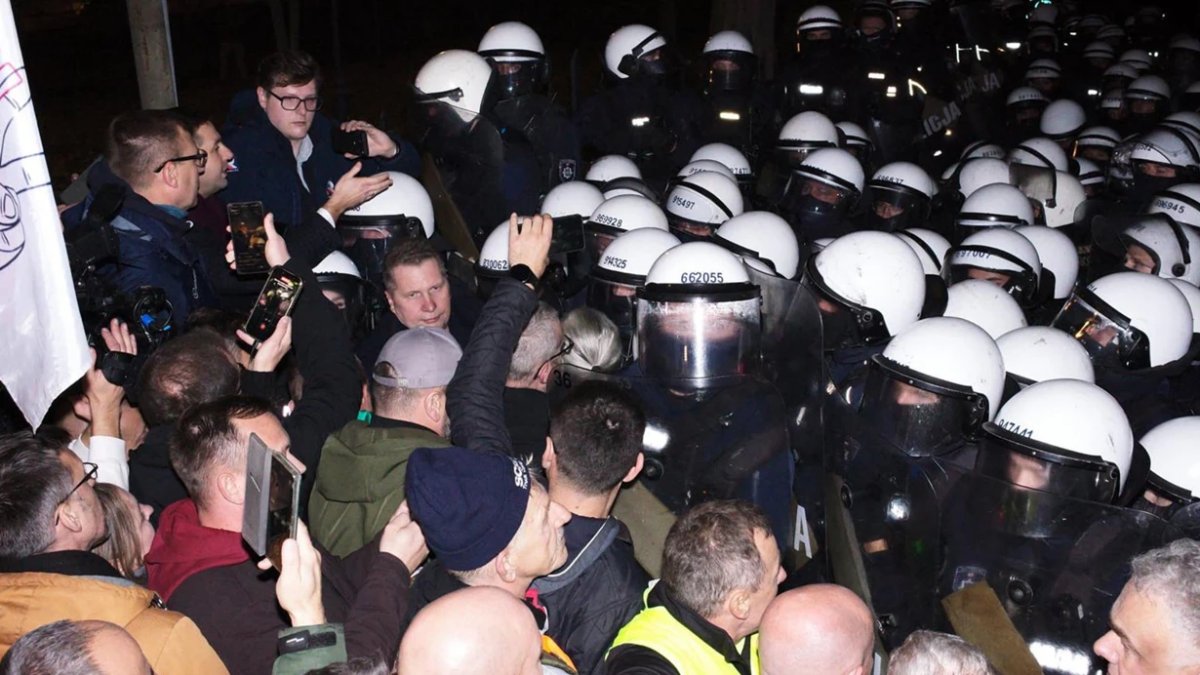 Polonya'da darbe tartışması: Cumhurbaşkanı uçakta karar değiştirdi, ülkesine geri döndü
