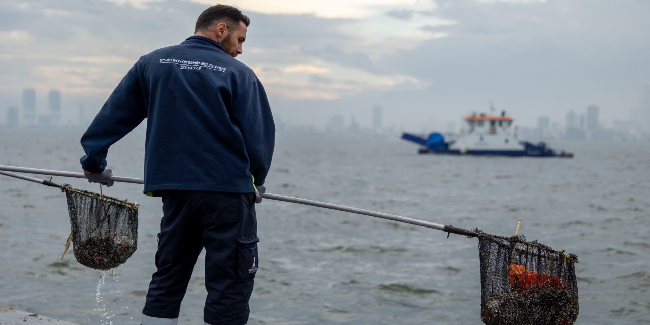 İzmir Körfezi’nde yağış sonrası atık temizliği çalışmaları