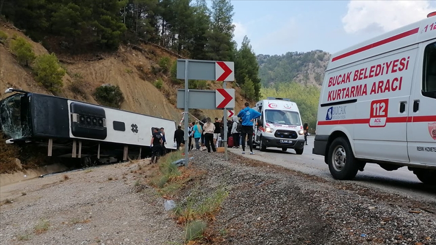 Burdur’da yolcu otobüsü şarampole çarptı: 8 yaralı