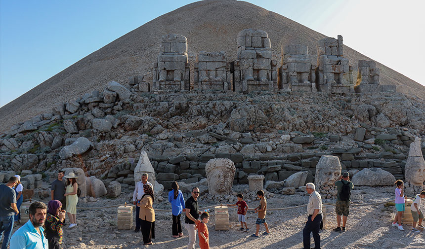 UNESCO Dünya Mirası Listesi'ndeki 'Nemrut Dağı' turistlerin odağı oldu: Bayramda 8 bin kişi ziyaret etti