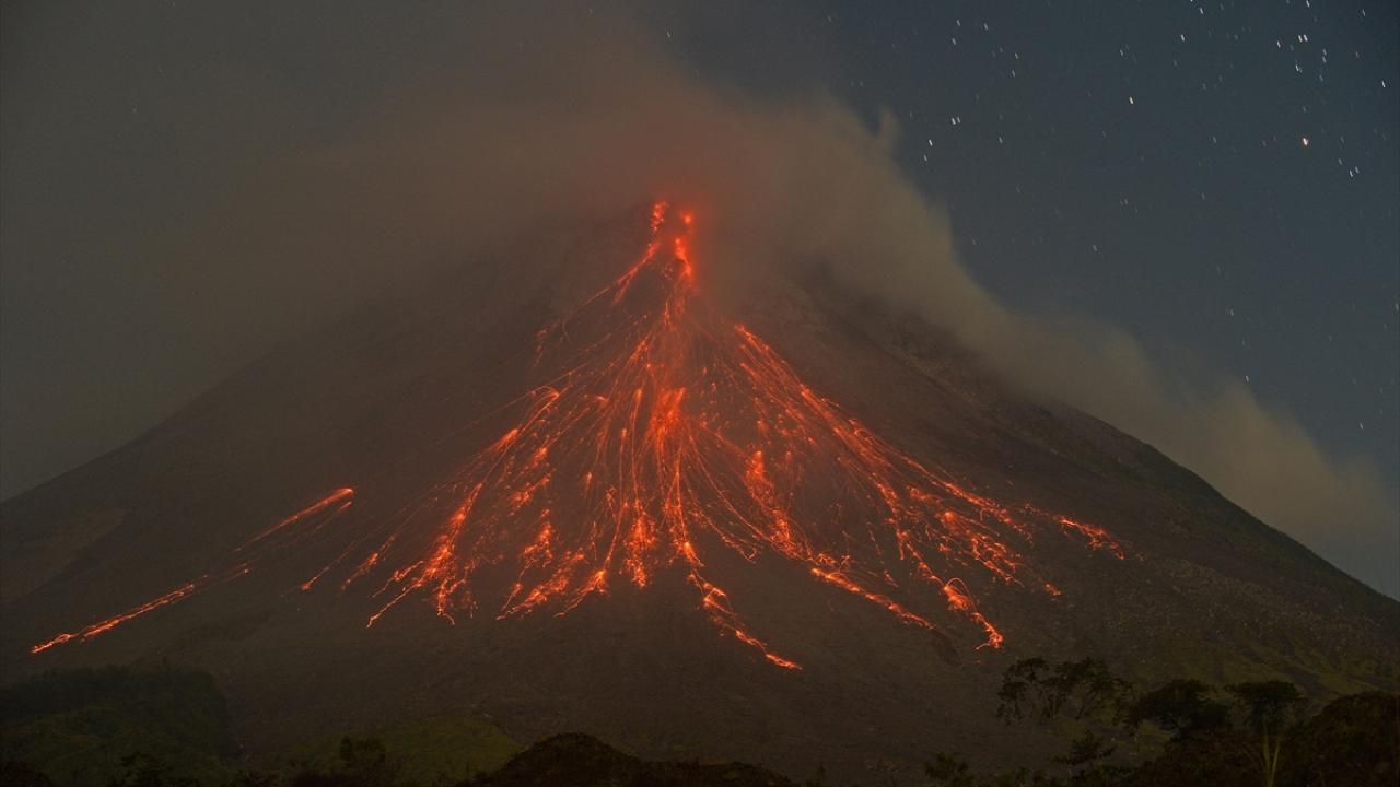 Merapi Yanardağı’nda patlama tehlikesi: Alarm seviyesi 3’e yükseltildi