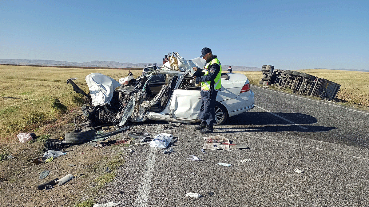 Muş'ta otomobil ile TIR çarpıştı: 2 ölü, 1 yaralı