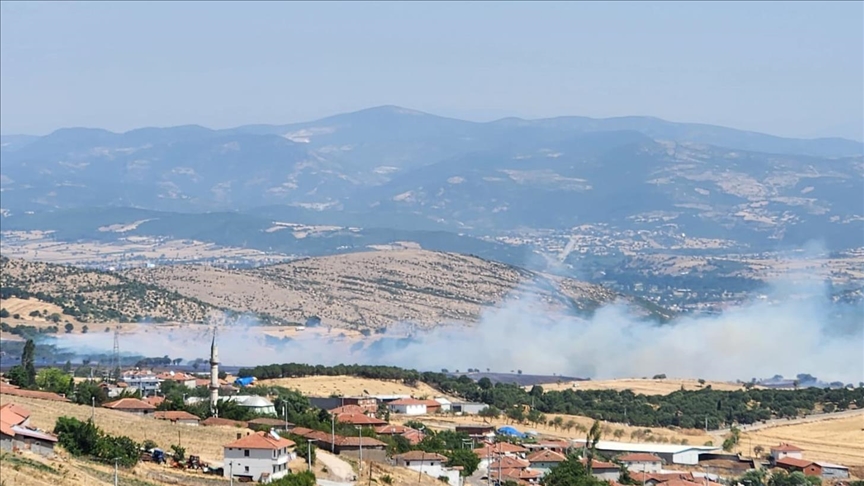 Balıkesir'de tarım arazisinde çıkan yangına müdahale sürüyor