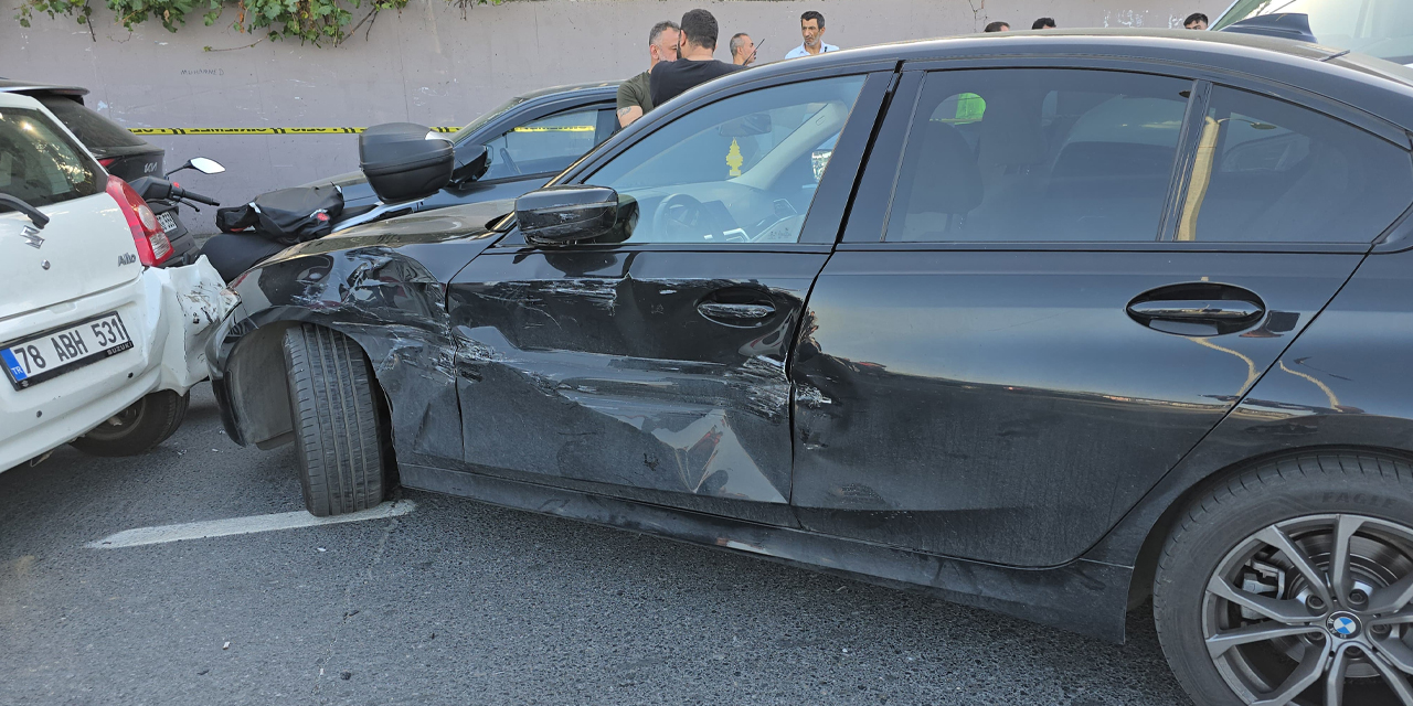 Avcılar'da çalıntı pikapla araçlara çarpan yabancı uyruklu sürücü yakalandı