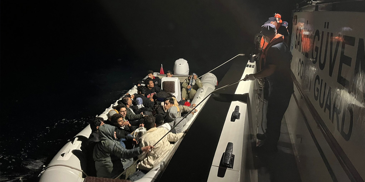 Marmaris açıklarında lastik botta 23 düzensiz göçmen yakalandı