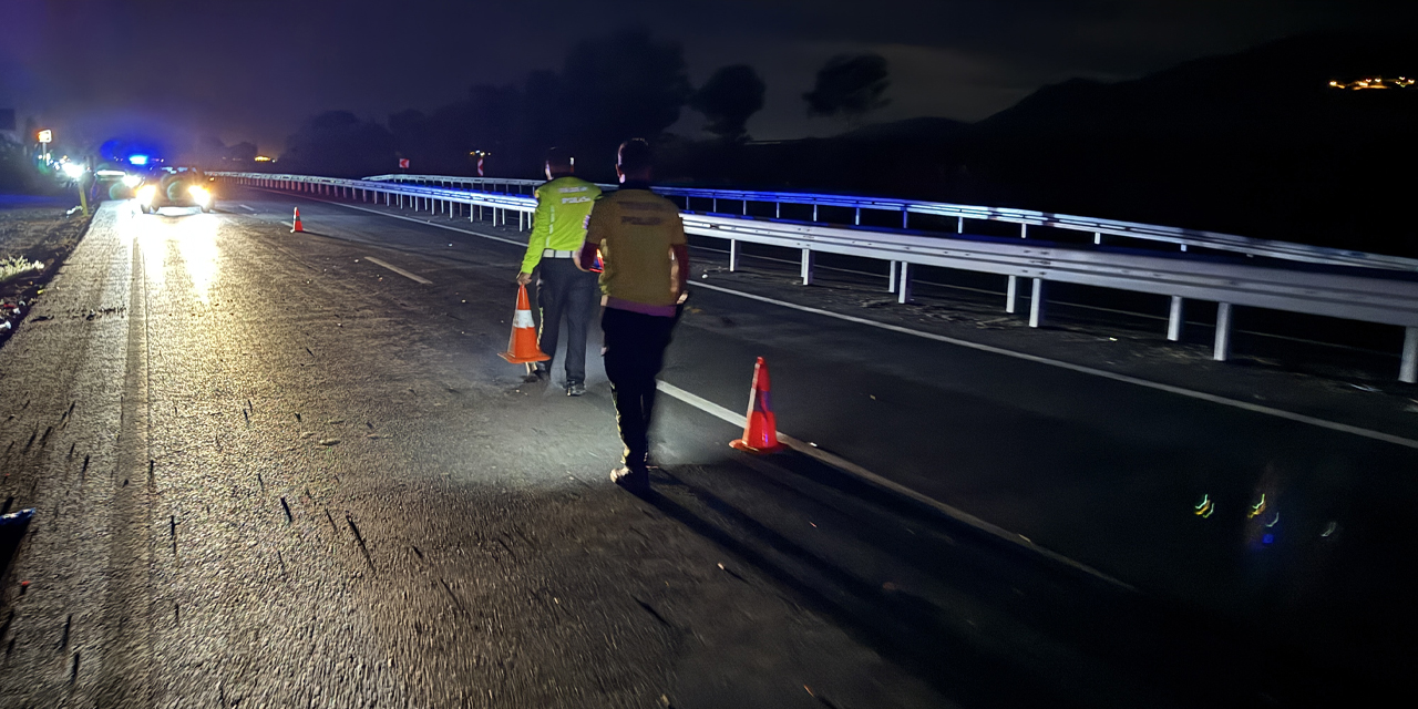 Aydın'da motosiklet ile ticari araç çarpıştı: 2 ölü