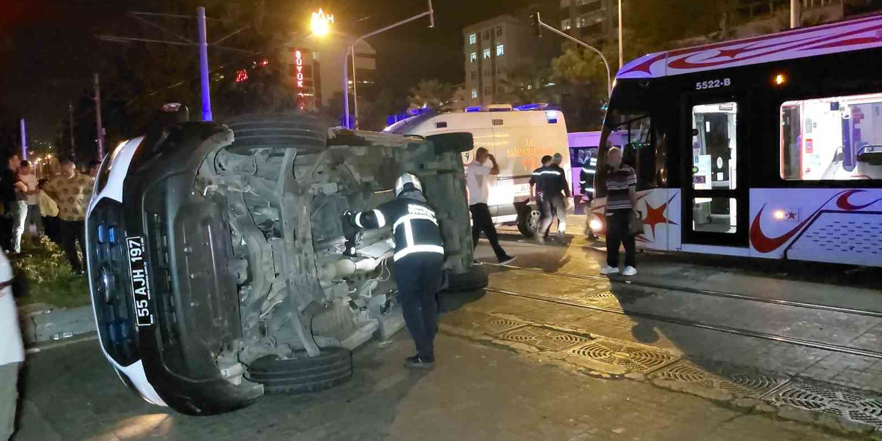 Samsun'da, tramvay ile ambulans çarpıştı: 4 yaralı