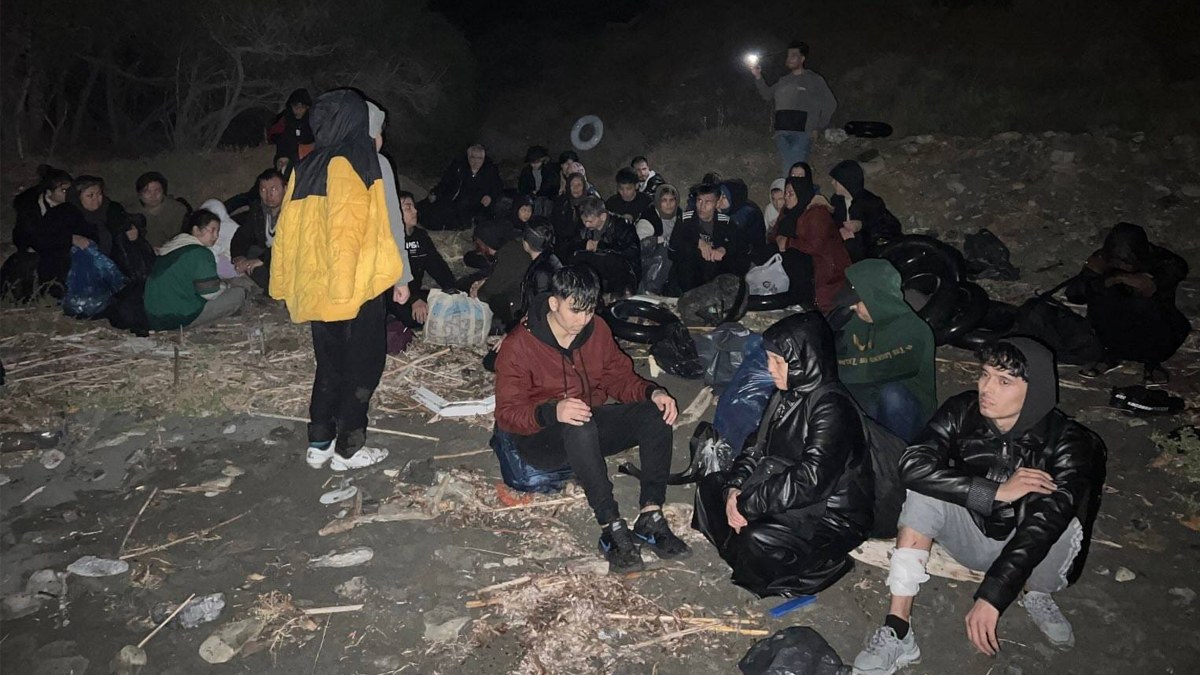 İzmir'de 386 düzensiz göçmen yakalandı, 8'i tutuklandı