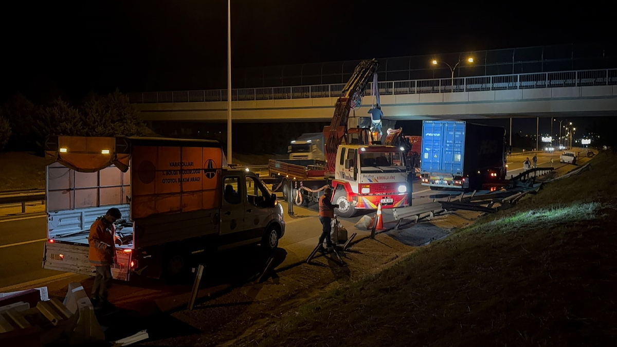 Silivri'de devrilen tır, trafiği felç etti