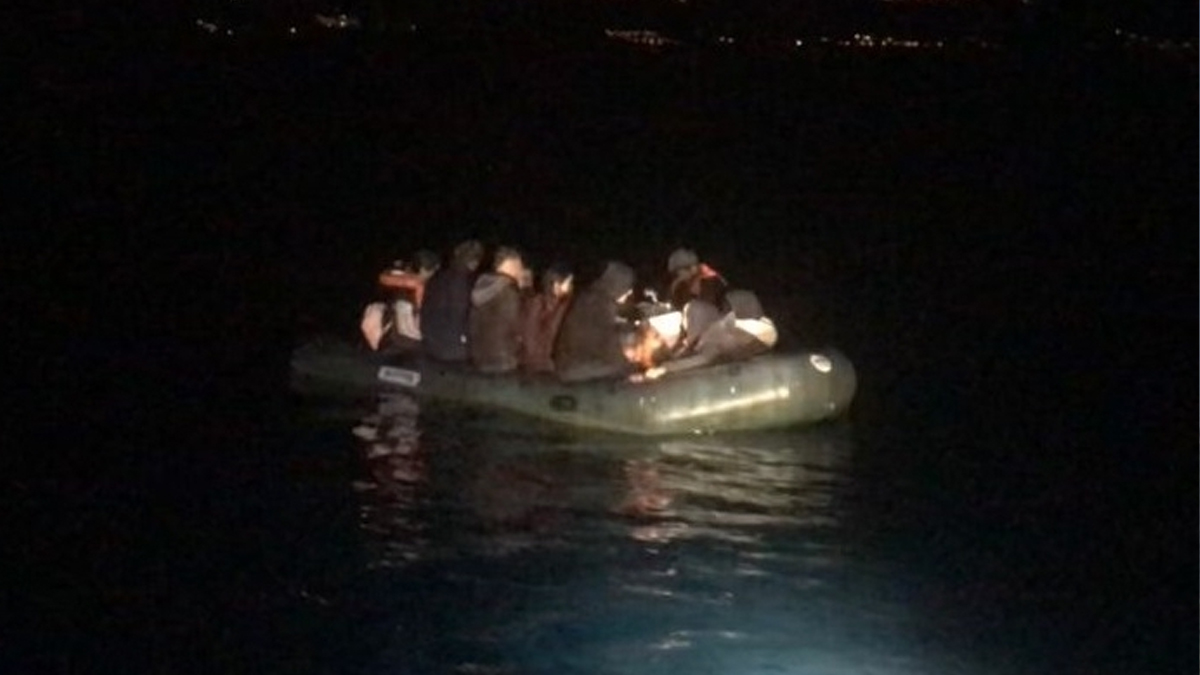 Çanakkale açıklarındaki 22 düzensiz göçmen güvenli bölgeye alındı