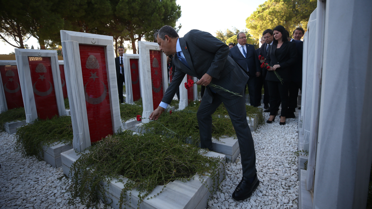 Özgür Özel, Çanakkale’de şehitler anısına çelenk bıraktı