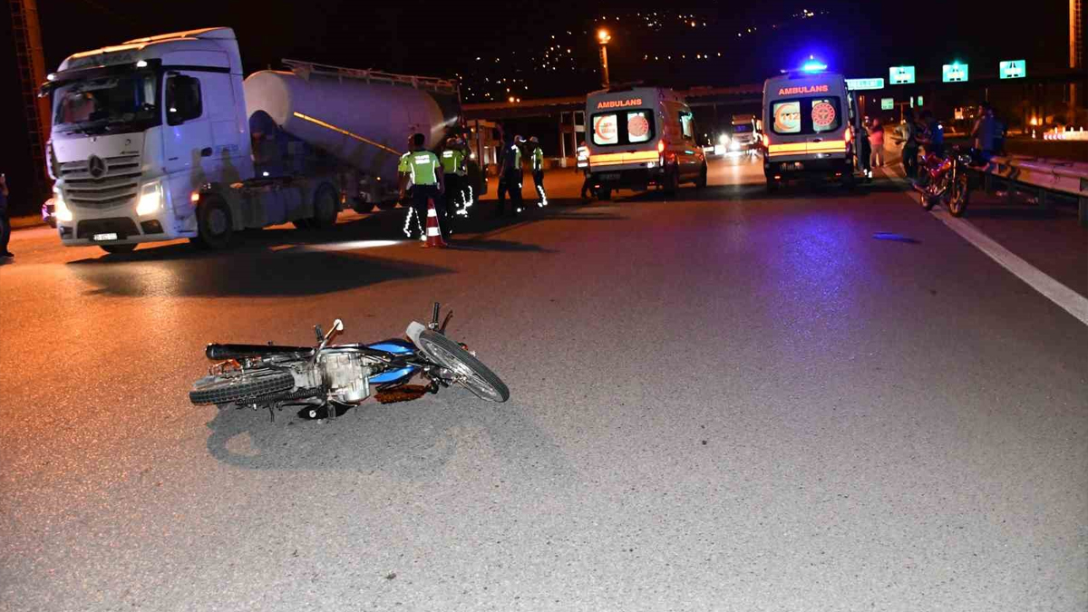 Hatay'da dur ihtarına uymayan motosiklet, polise çarptı: 3 yaralı