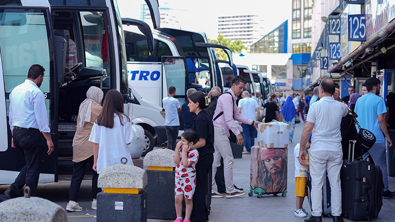 Yola çıkacaklar dikkat! Otogarda ve trafikte tatil dönüşü yoğunluğu