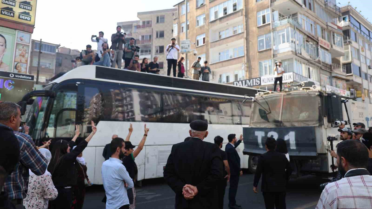 Diyarbakır’da izinsiz mitinge polis müdahalesi: 6 gözaltı