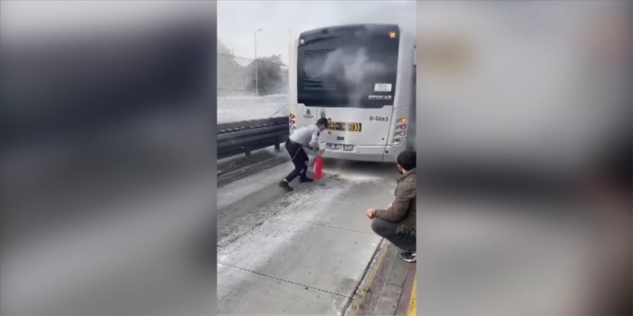 Metrobüsten bir anda dumanlar yükselmeye başladı! Güvenlik görevlileri yangın tüpünü kapıp koştu