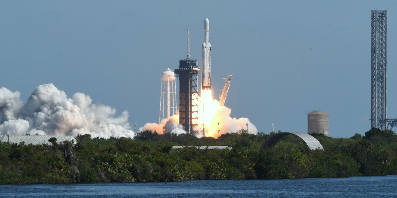 SpaceX Falcon Heavy, Europa Clipper'ı uzaya fırlattı