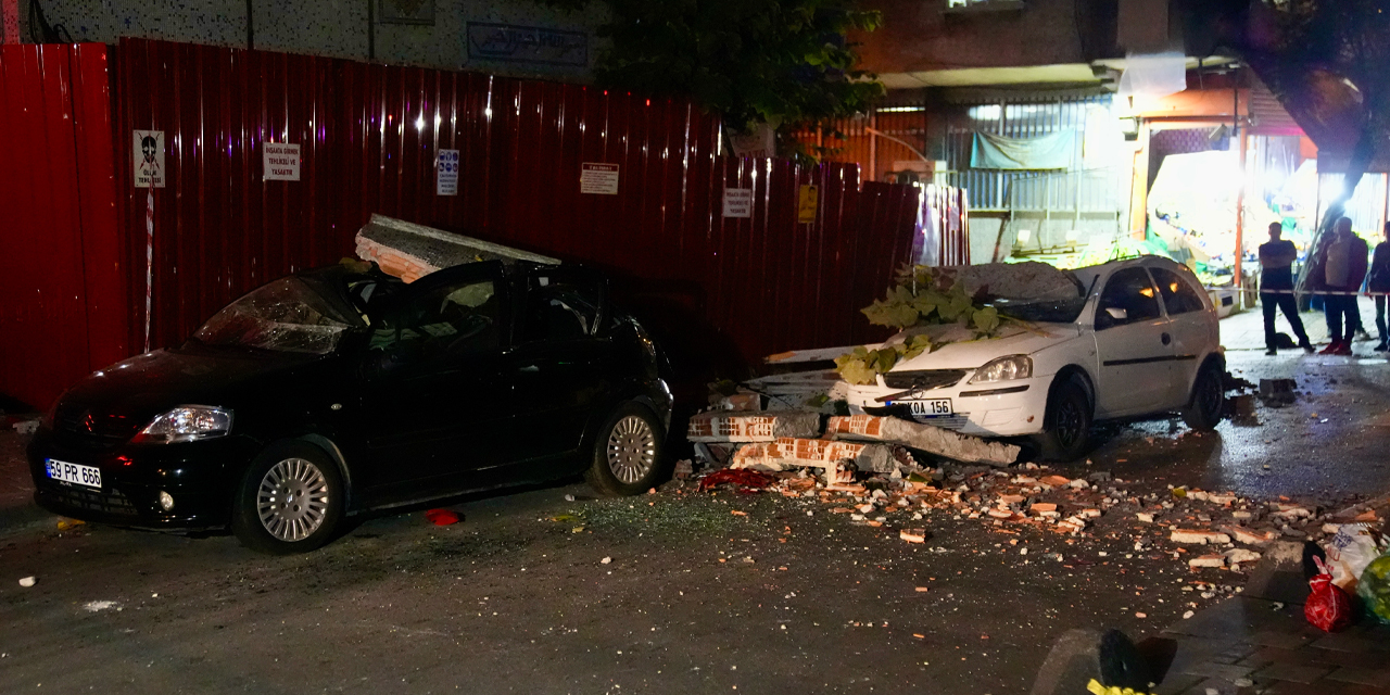 İstanbul'da bir binanın çatısı çöktü: 2 araç hasar aldı