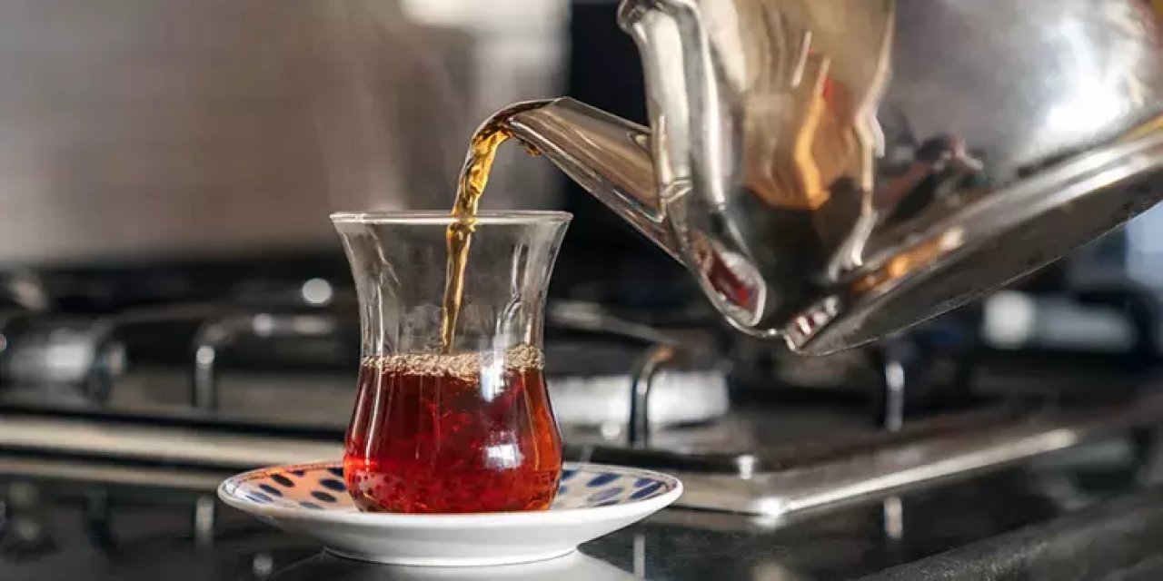 Demlikte kalan çayı sakın dökmeyin! Meğer altın değerindeymiş...