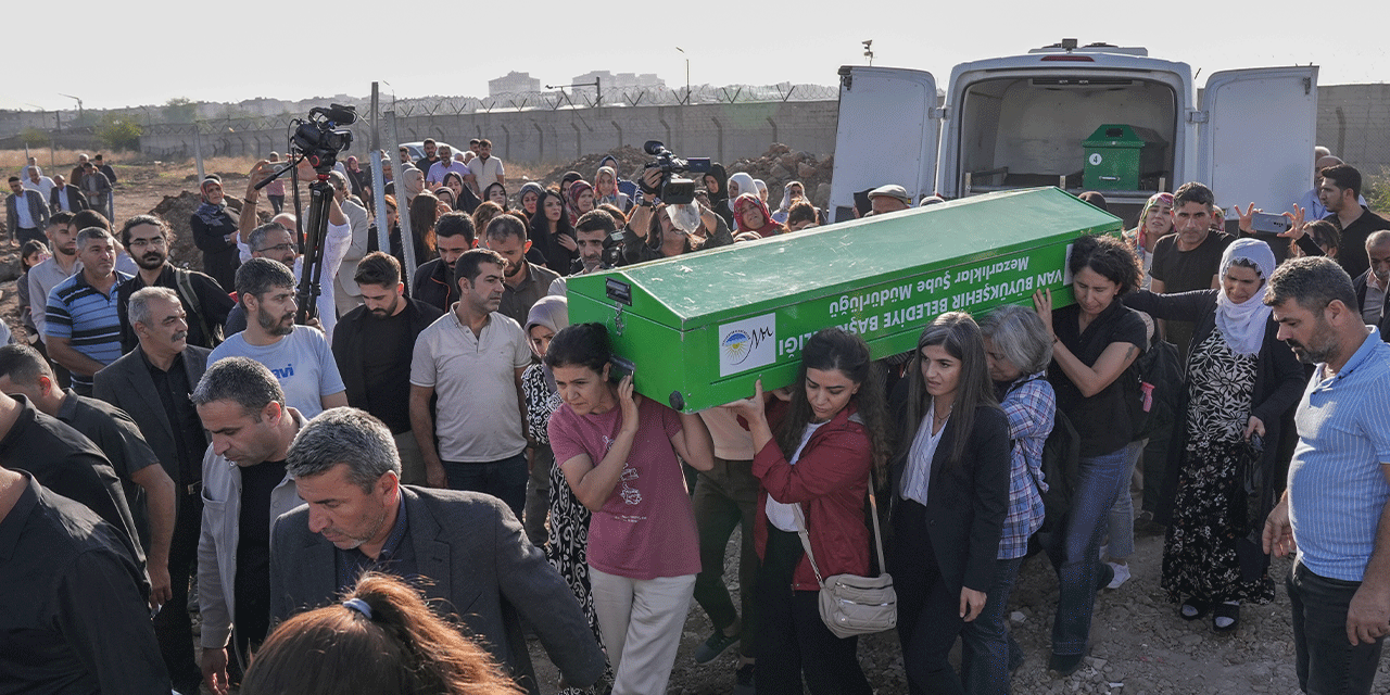 Tabutunu kadınlar omuzladı: Rojin Kabaiş'in cenazesi Diyarbakır'da defnedildi