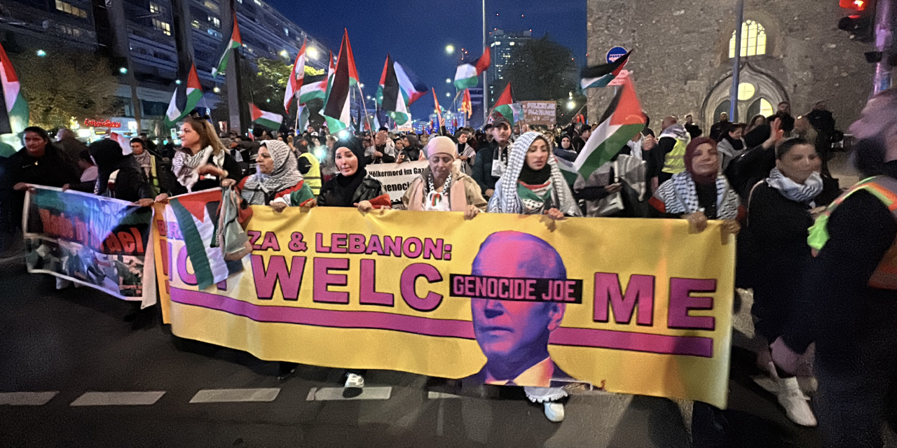 ABD Başkanı Joe Biden Berlin'de protesto edildi