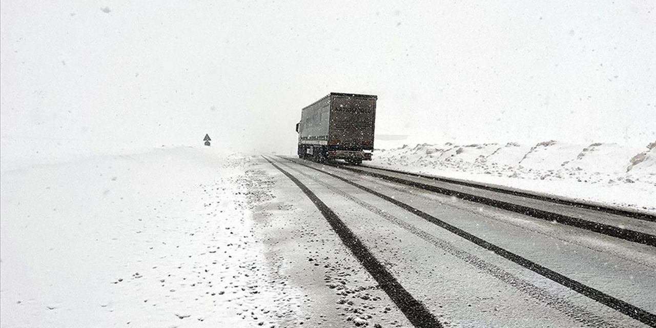 Ardahan-Şavşat kara yolun kar ve buzlanma nedeniyle tır geçişine kapatıldı