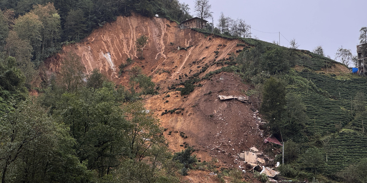 Rize'de heyelan: 2 ev toprak altında kaldı