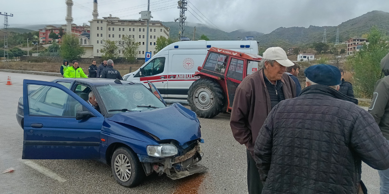 Tokat'ta otomobil ile traktör çarpıştı: 4 yaralı