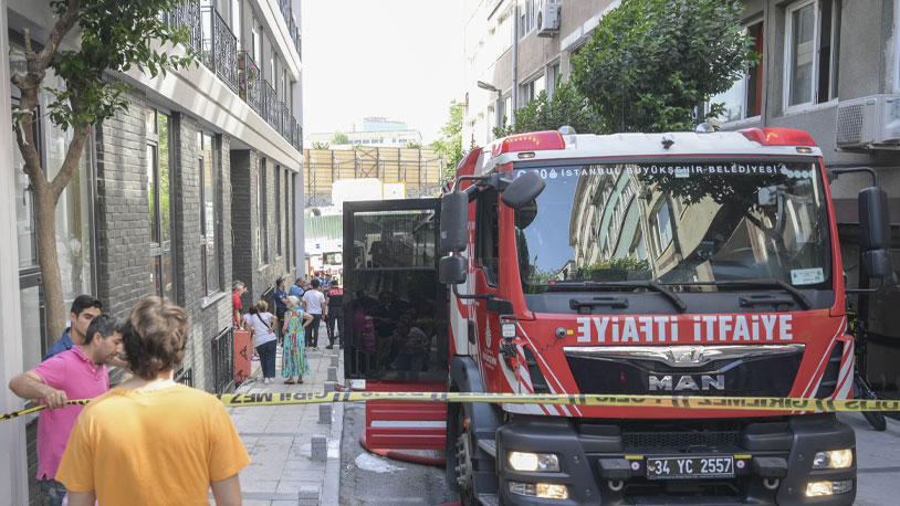 Şişli'de 5 katlı binada yangın: Mahsur kalanlar kurtatıldı