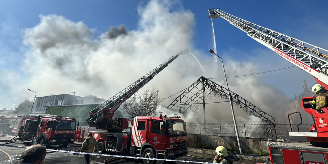 Gaziosmanpaşa'da kumaş deposunda yangın