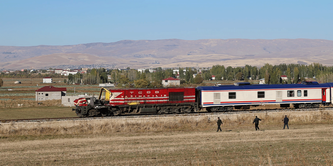 Muş'ta yolcu treni beton pompasına çarptı: Ölü ve yaralılar var