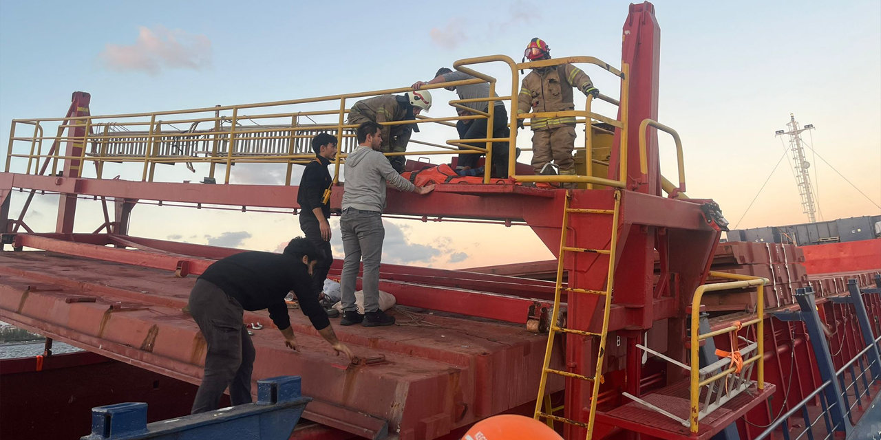 İstanbul'da kargo gemisi vincinin devrilmesi sonucu 3 mürettebat yaralandı