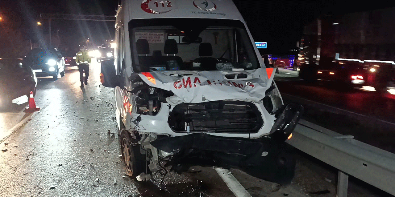 Kırıkkale'de ambulans ile 2 otomobil çarpıştı: 1 ölü, 5 yaralı