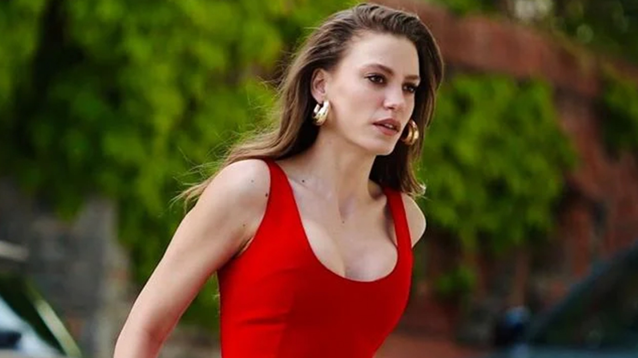 Serenay Sarıkaya'nın sevgilisinin konserinde giydiği tişört sosyal medyaya damga vurdu!