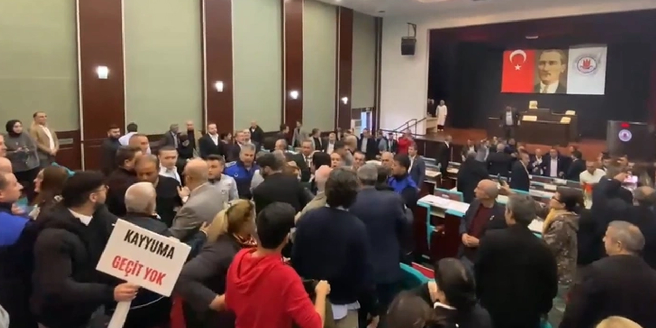Kağıthane Belediyesi Meclis Toplantısı'nda arbede: 2 meclis üyesi yaralandı