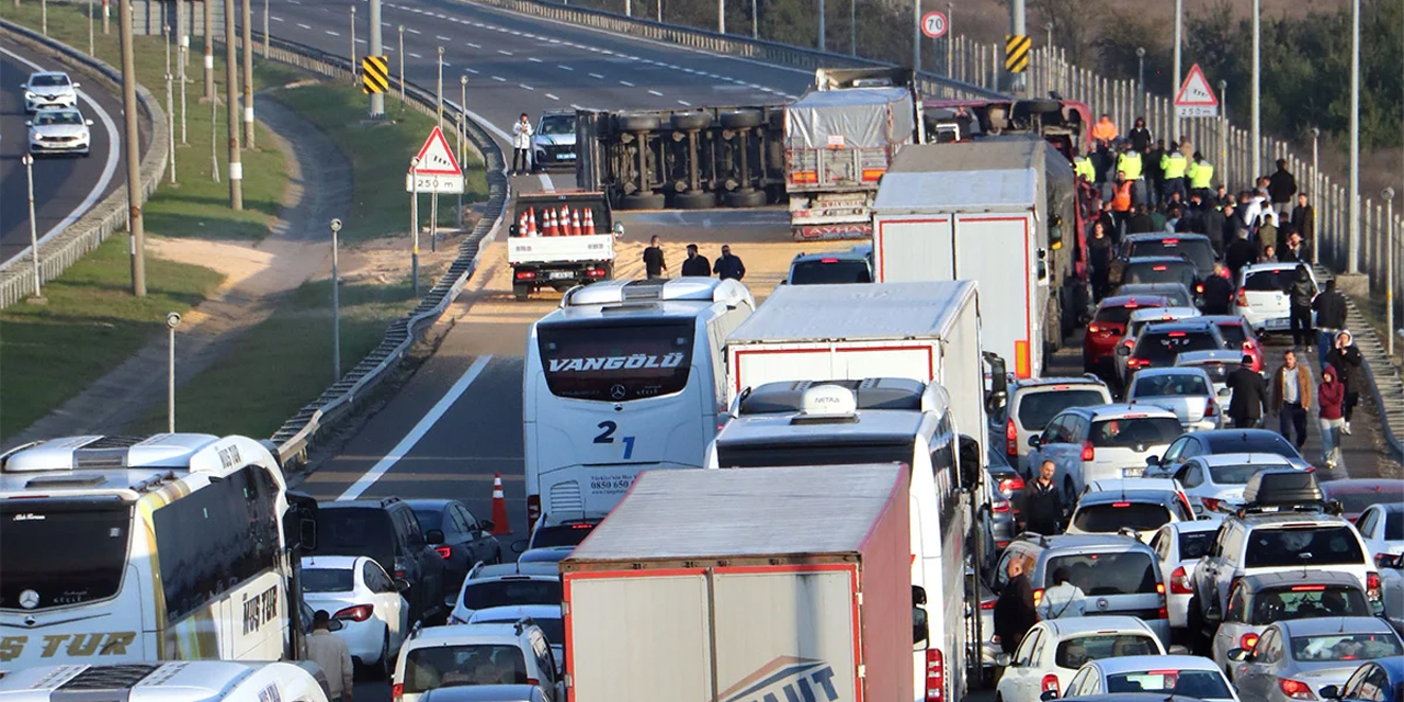 Bolu'da devrilen tır Anadolu Otoyolu'nu trafiğe kapattı