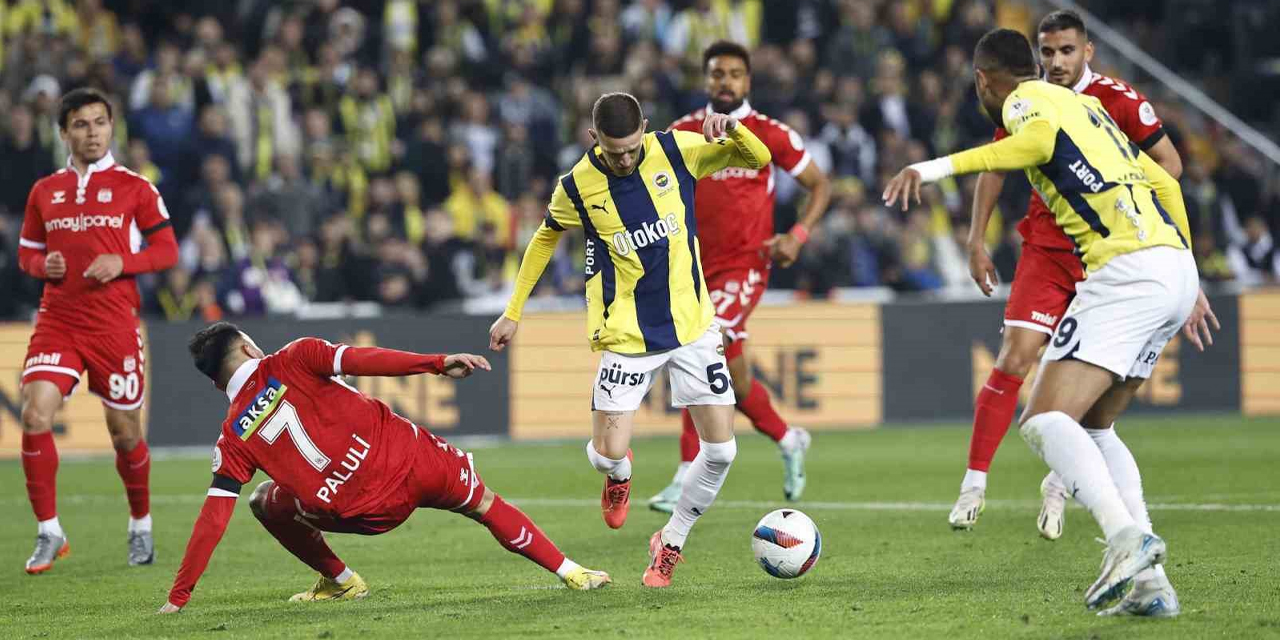 Fenerbahçe, Sivasspor'u 4-0 yenerek zirveye yaklaştı