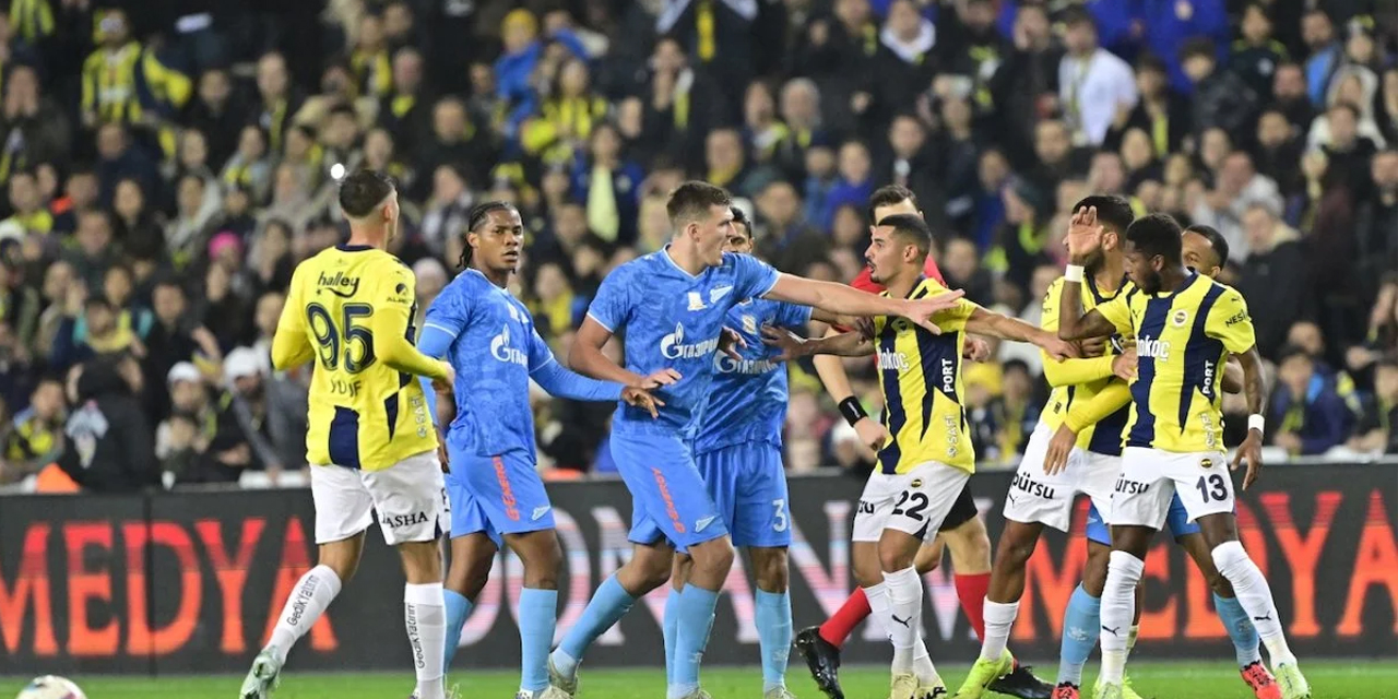 Fenerbahçe taraftarından Zenit maçında "yönetim istifa" çağrısı