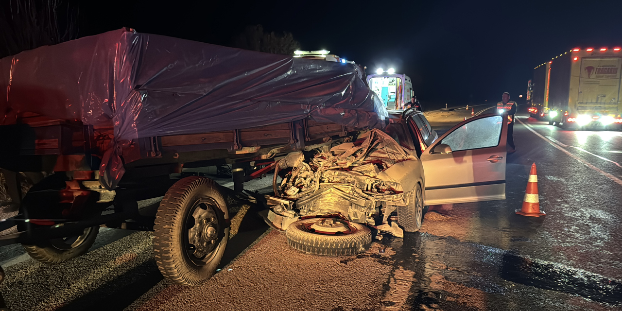 Edirne’de otomobil traktör römorkuna çarptı: 1 ölü, 1 yaralı