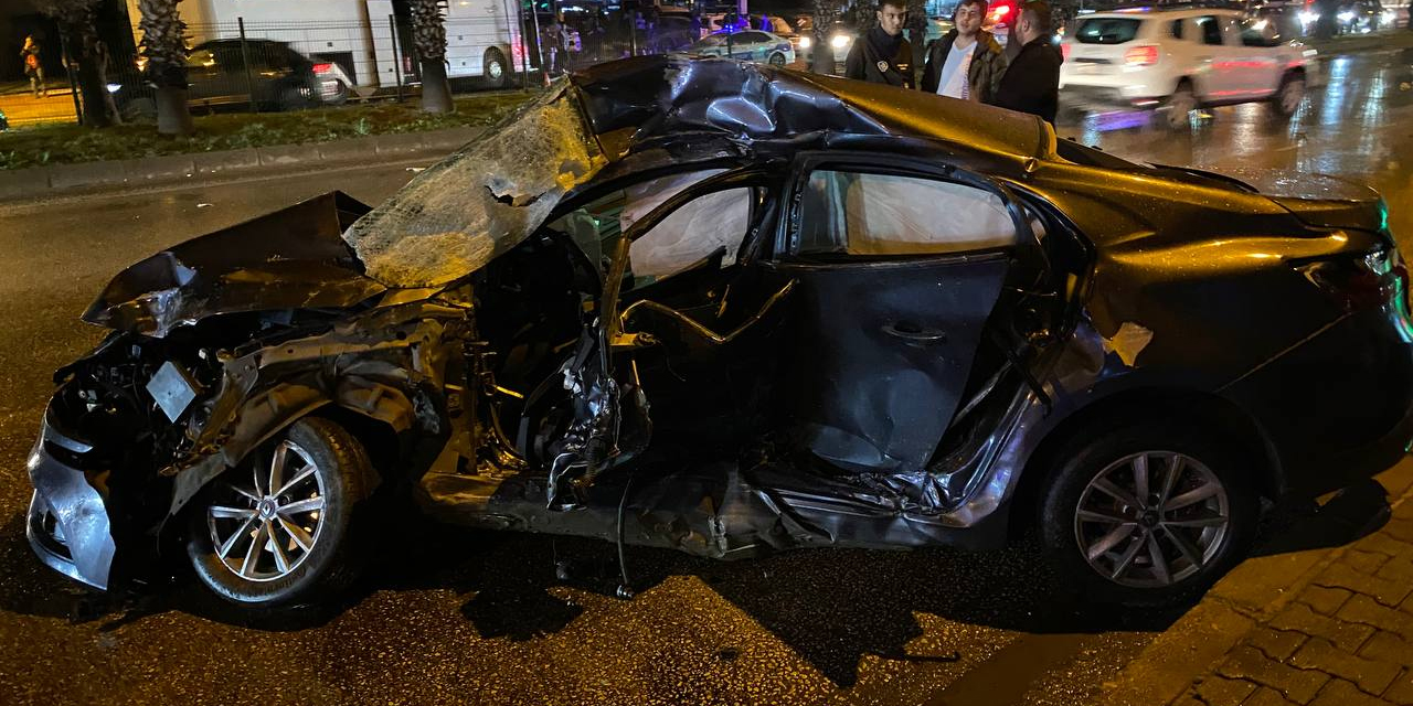 Antalya'da tur otobüsü ile çarpışan otomobilin sürücüsü hayatını kaybetti