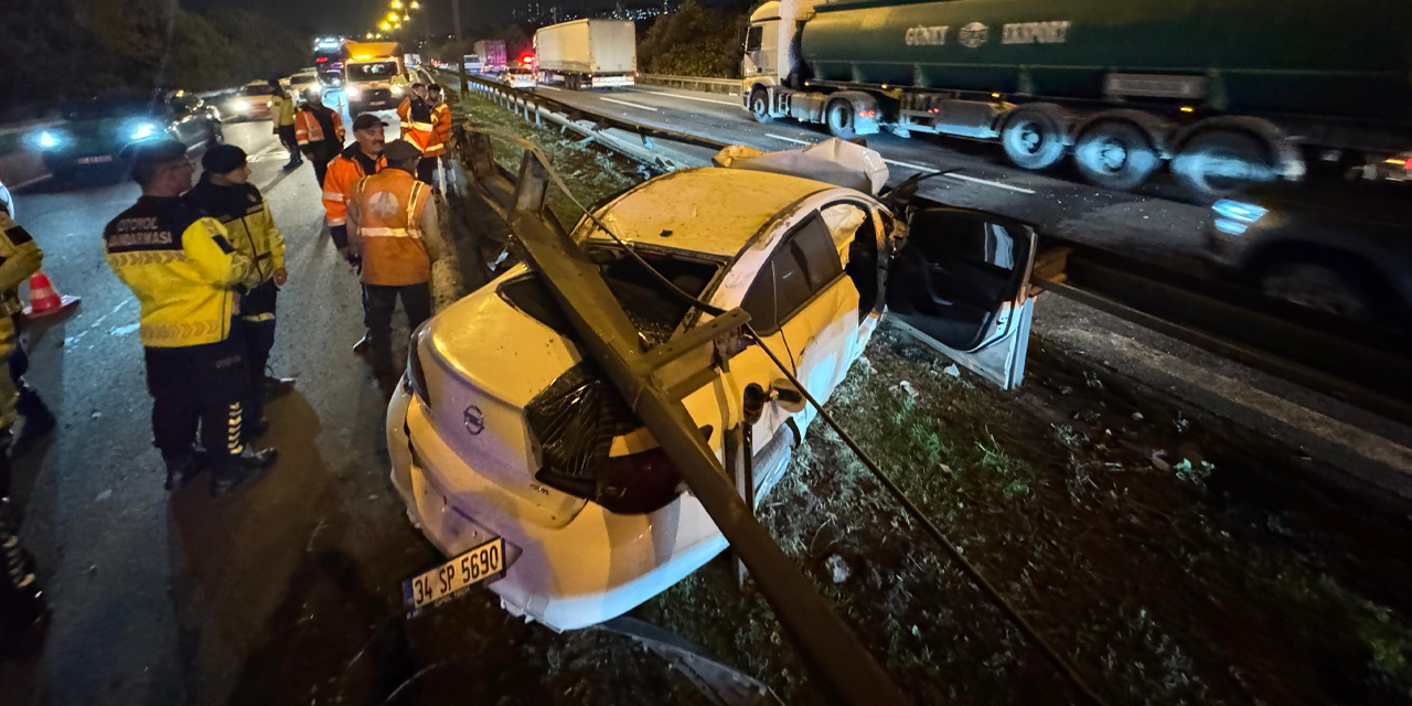 Kocaeli'de Anadolu Otoyolu'nda otomobil bariyere çarptı, trafik aksadı