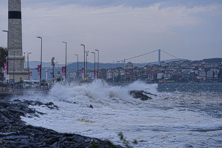 İstanbul sağanak ve lodosa teslim: Seferler arka arkaya iptal edildi!