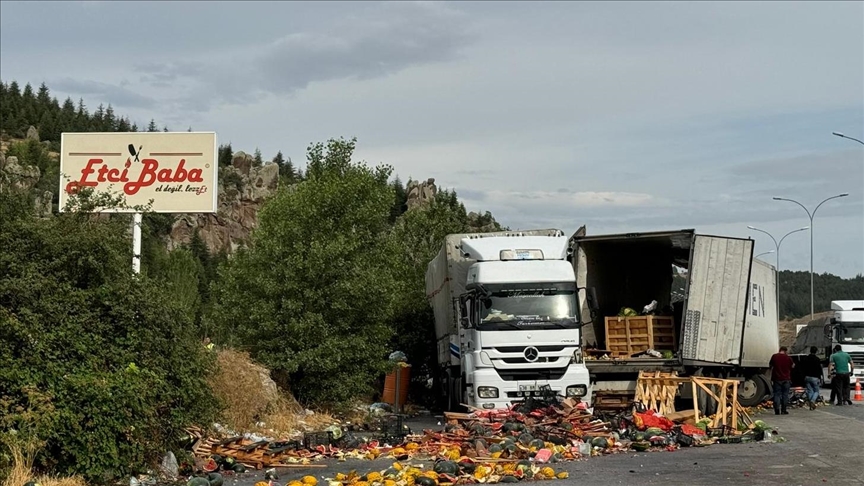 Afyonkarahisar'da yolcu otobüsü ile tır çarpıştı: 14 yaralı