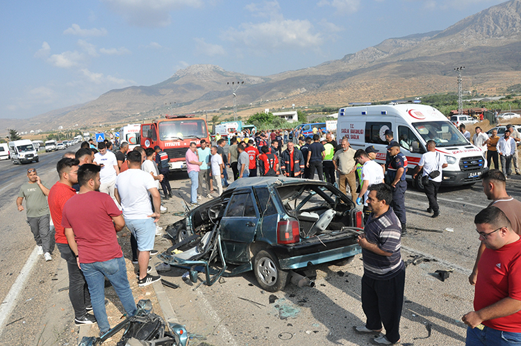 Mersin'de feci kaza: 2 ölü 35 yaralı